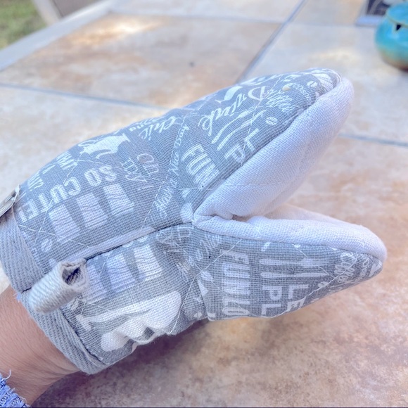 Tokyo Disney Oven Mitt - Picture 2 of 5